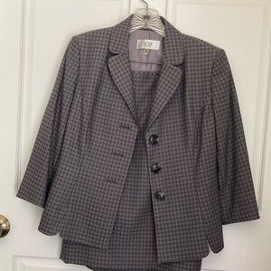 Le Suit Gray Houndstooth Pattern 2 piece suit